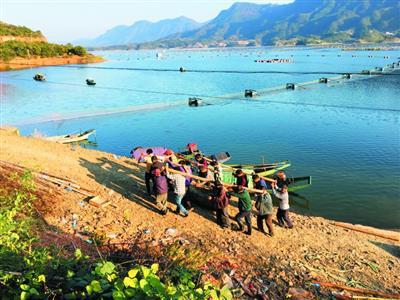 村民从水库里捞起先祖牌坊 文物局称追究法律责任.jpg