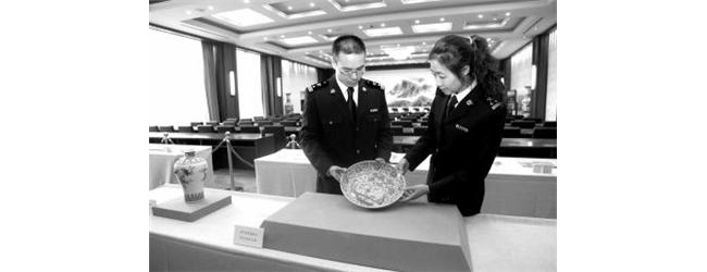 北京海关移交万余件罚没文物.jpg
