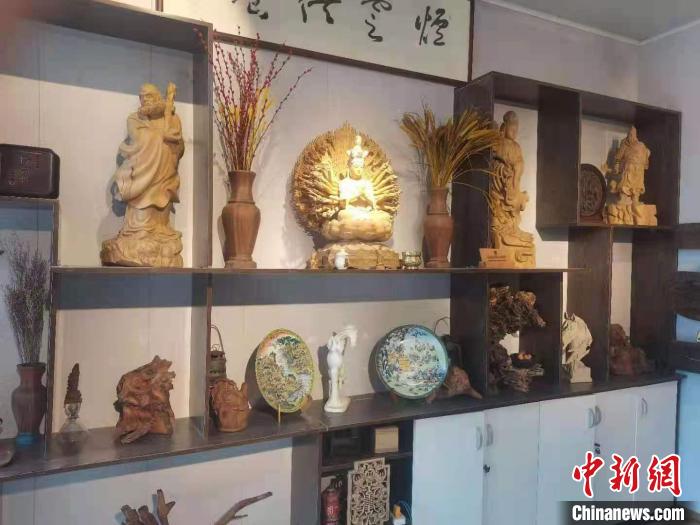 普通的木块，经过选料、设计、打胚、雕刻等过程，在王全胜的手中，成为精美的艺术品。　王全胜供图