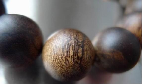 沉香串珠最常见的造假及辨别方法,大揭秘! 沉香串珠最常见的造假及辨别方法,大揭秘!