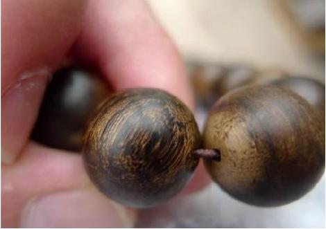 沉香串珠最常见的造假及辨别方法,大揭秘! 沉香串珠最常见的造假及辨别方法,大揭秘!