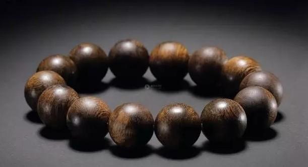 沉香串珠最常见的造假及辨别方法,大揭秘! 沉香串珠最常见的造假及辨别方法,大揭秘!