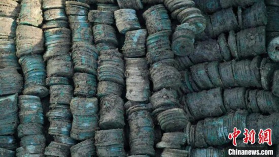 钱币窖藏遗存发掘出的钱币。 建湖县文化广电和旅游局供图